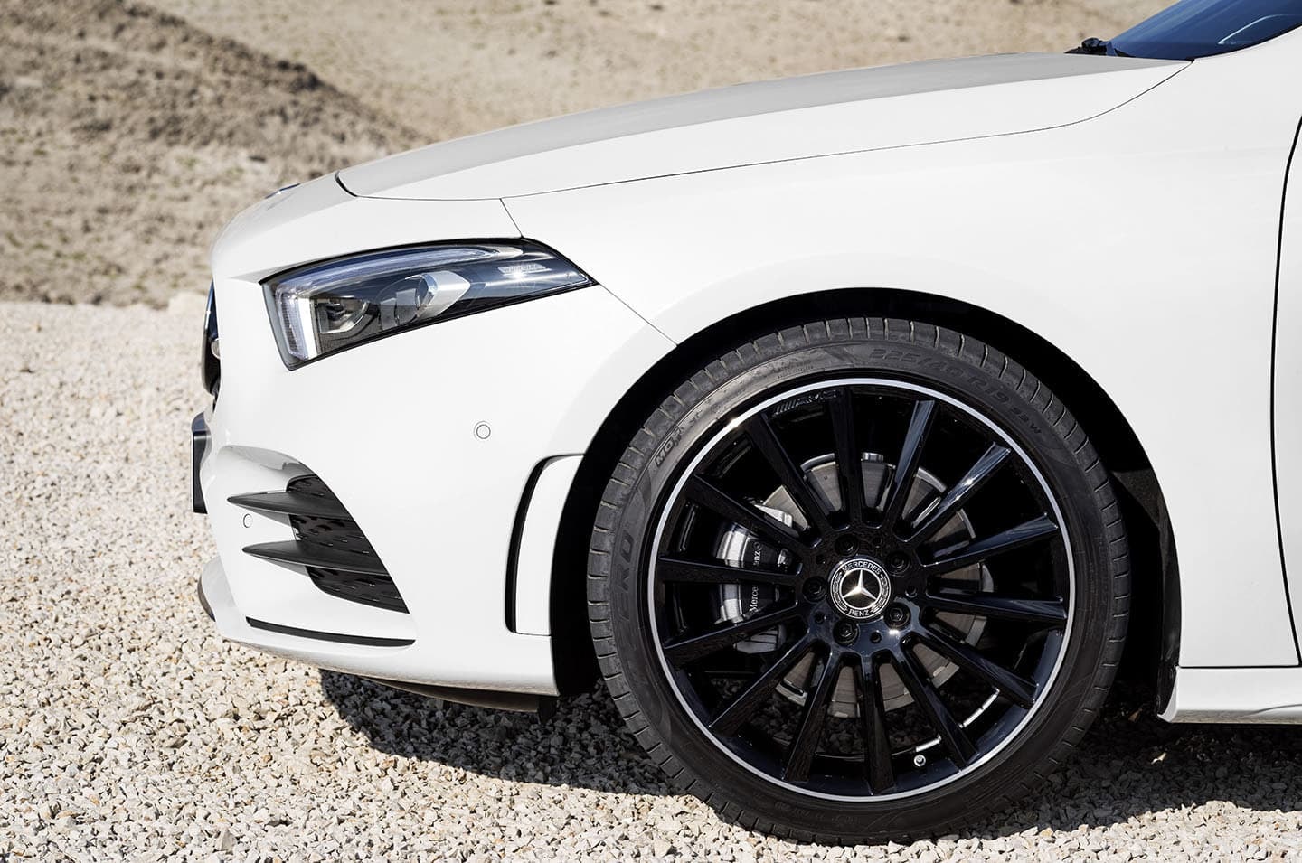 Vista frontal del impecable diseño del Mercedes Clase A, destacando su parrilla.