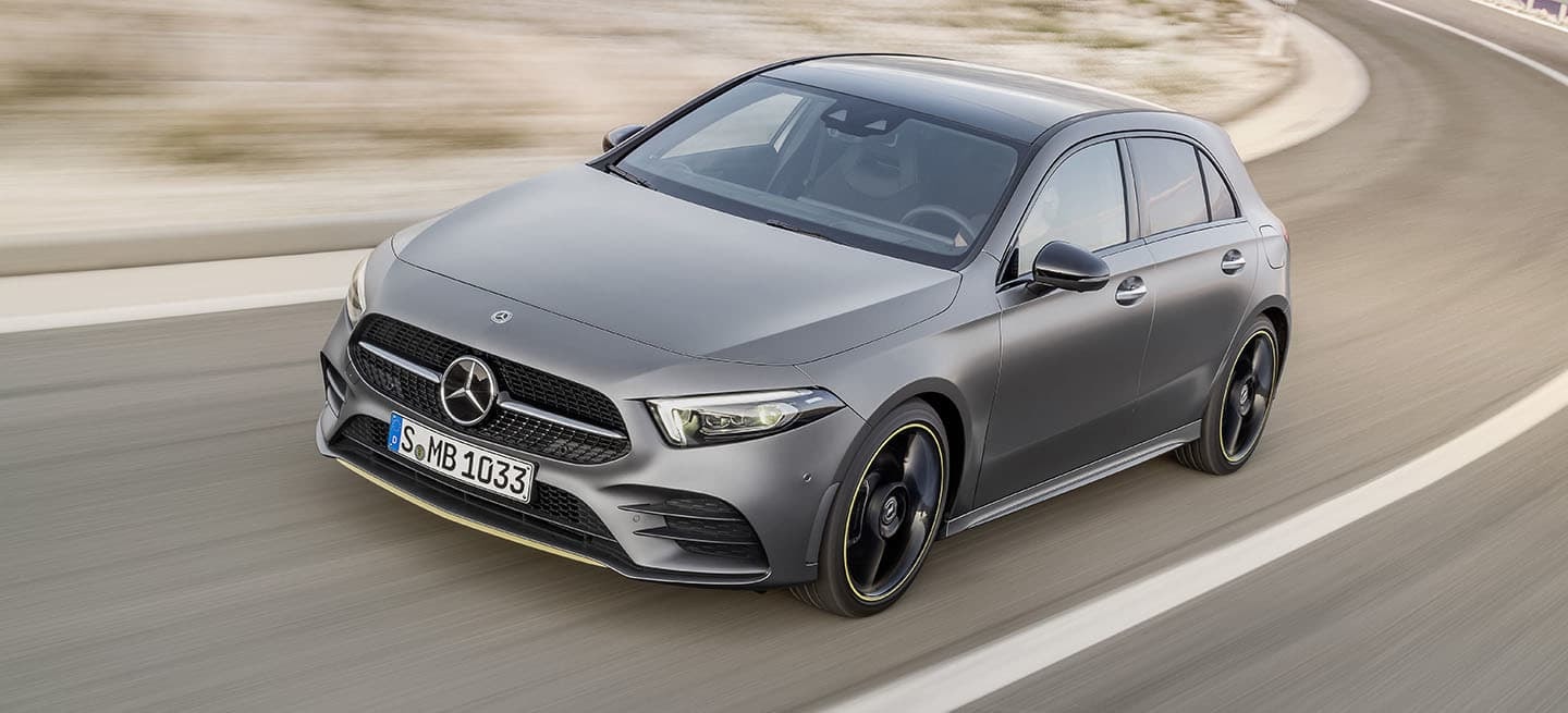 Elegante Mercedes Clase A en movimiento, enfocado en su dinamismo y diseño.