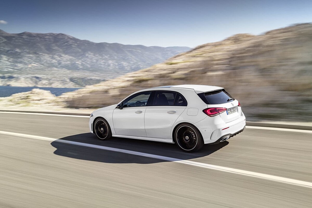 Captura dinámica trasera del Mercedes Clase A en movimiento, mostrando su silueta. Captura dinámica trasera del Mercedes Clase A en movimiento, mostrando su silueta.