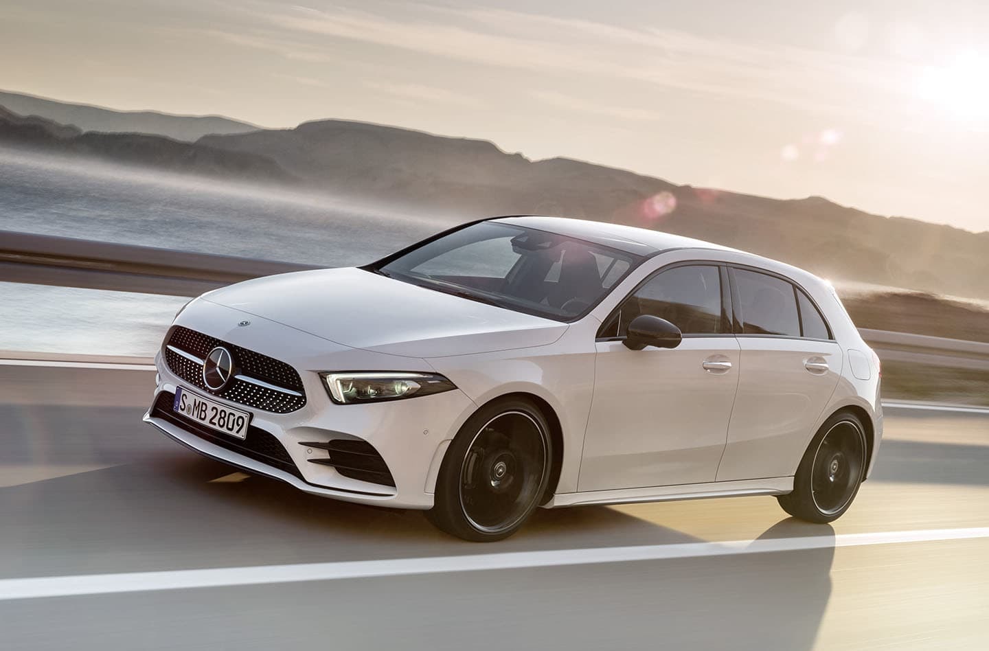 Mercedes Clase A en movimiento con una estética dinámica y moderna