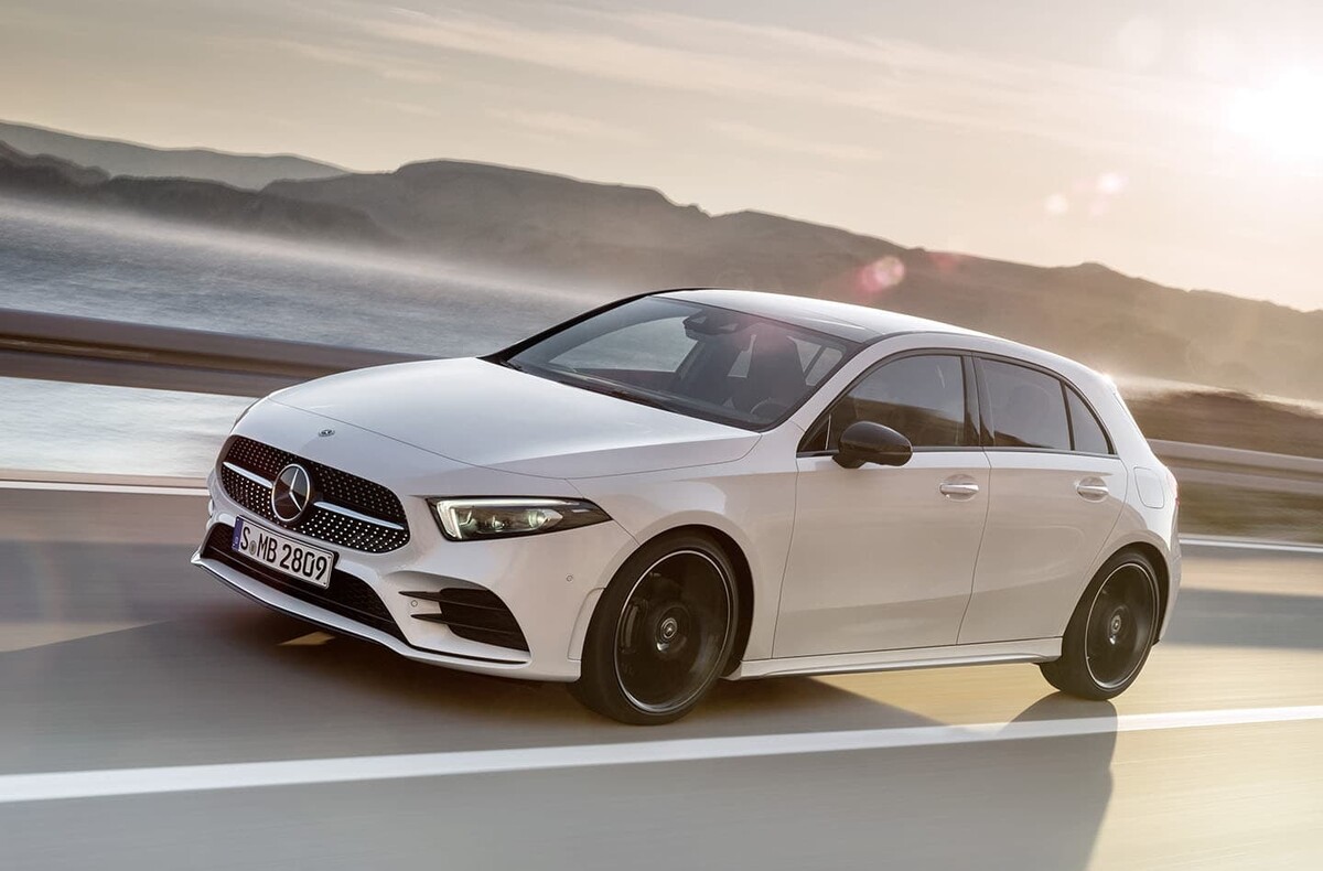 Mercedes Clase A en movimiento con una estética dinámica y moderna Mercedes Clase A en movimiento con una estética dinámica y moderna