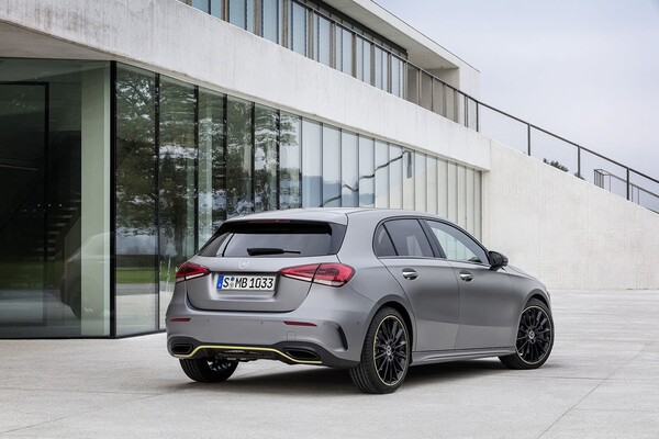 Mercedes Clase A de perfil trasero, destacando su diseño y luces traseras. Mercedes Clase A de perfil trasero, destacando su diseño y luces traseras.