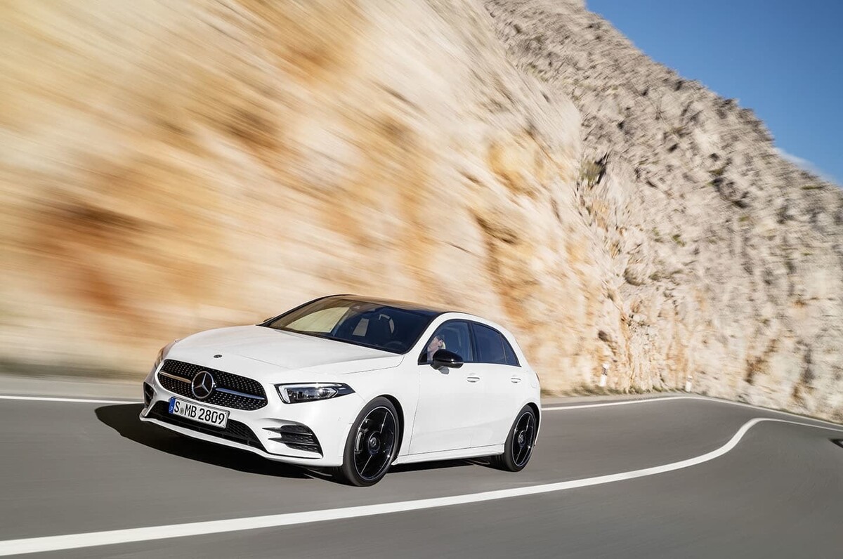 Vista ágil del Mercedes Clase A en carretera curva, simboliza rendimiento. Vista ágil del Mercedes Clase A en carretera curva, simboliza rendimiento.