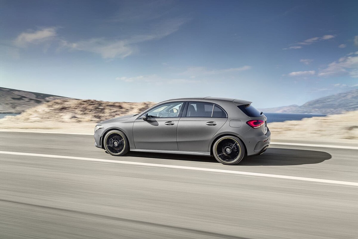 Vista lateral del Mercedes Clase A en movimiento, destacando su diseño dinámico. Vista lateral del Mercedes Clase A en movimiento, destacando su diseño dinámico.