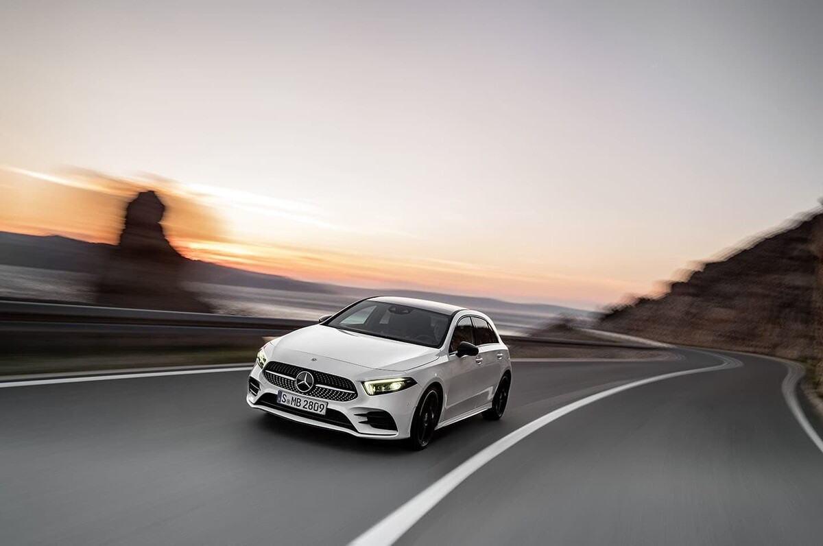 Mercedes Clase A en carretera con una etiqueta de enfoque en su comportamiento dinámico. Mercedes Clase A en carretera con una etiqueta de enfoque en su comportamiento dinámico.