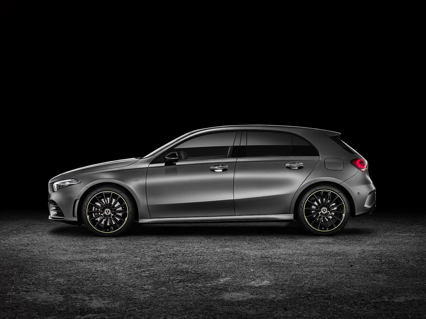 Perfil lateral del Mercedes Clase A, subrayando las líneas y el diseño de las llantas.