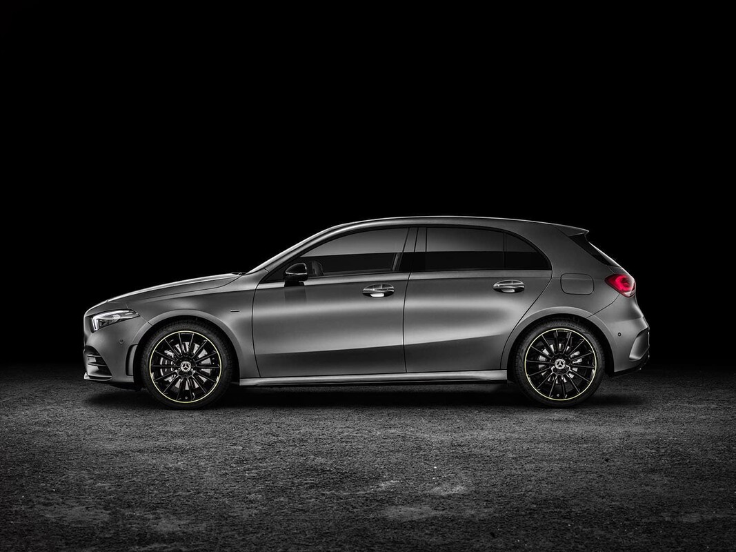Perfil lateral del Mercedes Clase A, subrayando las líneas y el diseño de las llantas. Perfil lateral del Mercedes Clase A, subrayando las líneas y el diseño de las llantas.