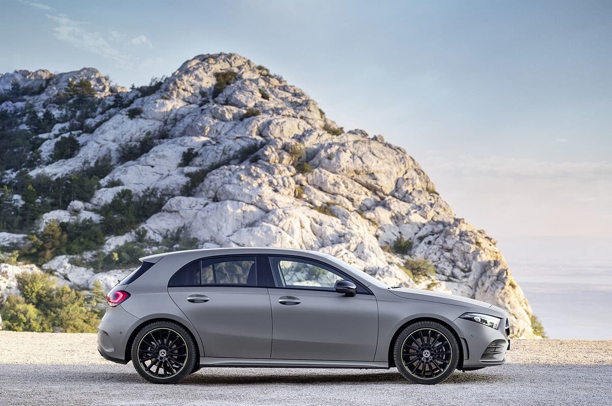 Perfil lateral del Mercedes Clase A resaltando su línea aerodinámica y diseño moderno. Perfil lateral del Mercedes Clase A resaltando su línea aerodinámica y diseño moderno.