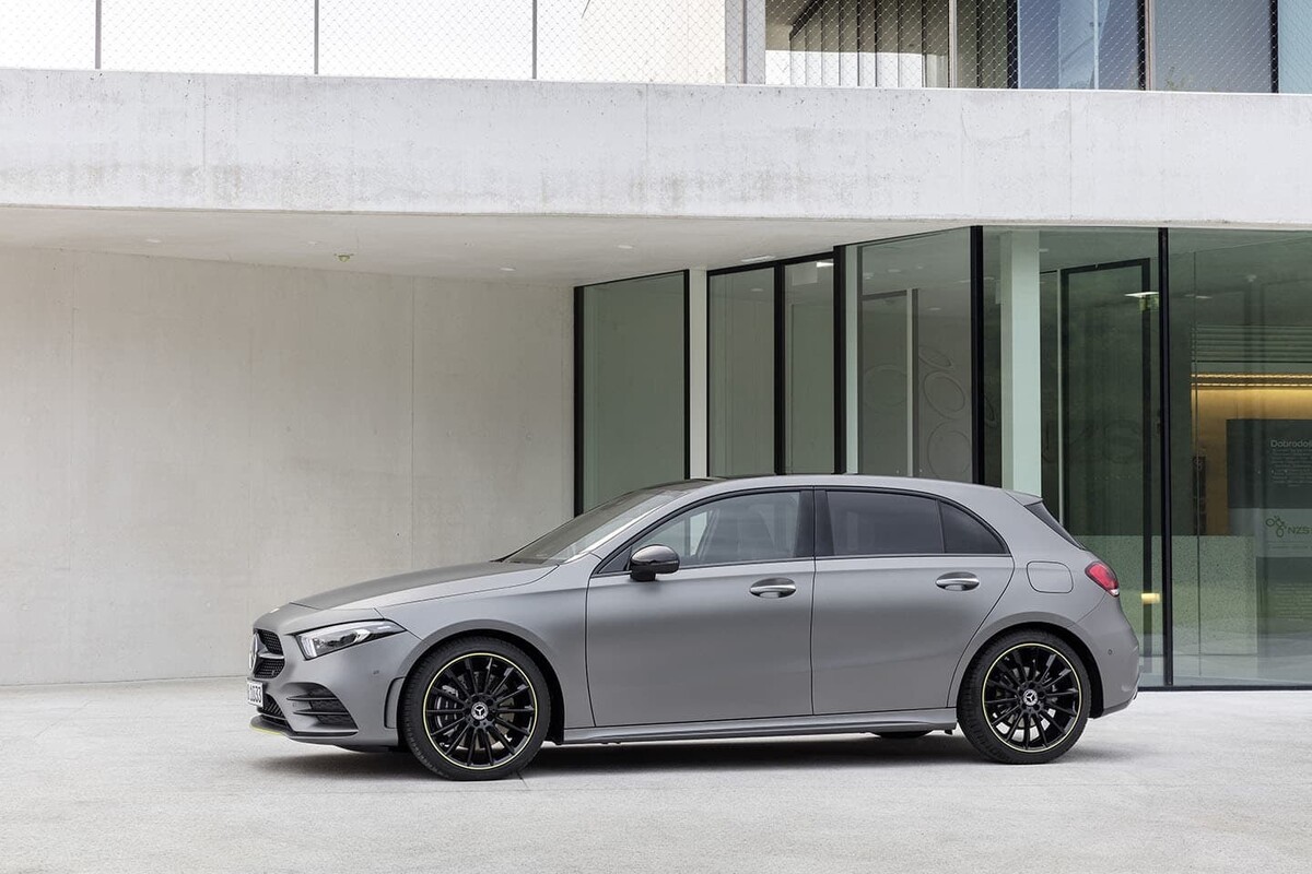 Imagen del Mercedes Clase A mostrando su perfil lateral completo y diseño de llantas. Imagen del Mercedes Clase A mostrando su perfil lateral completo y diseño de llantas.