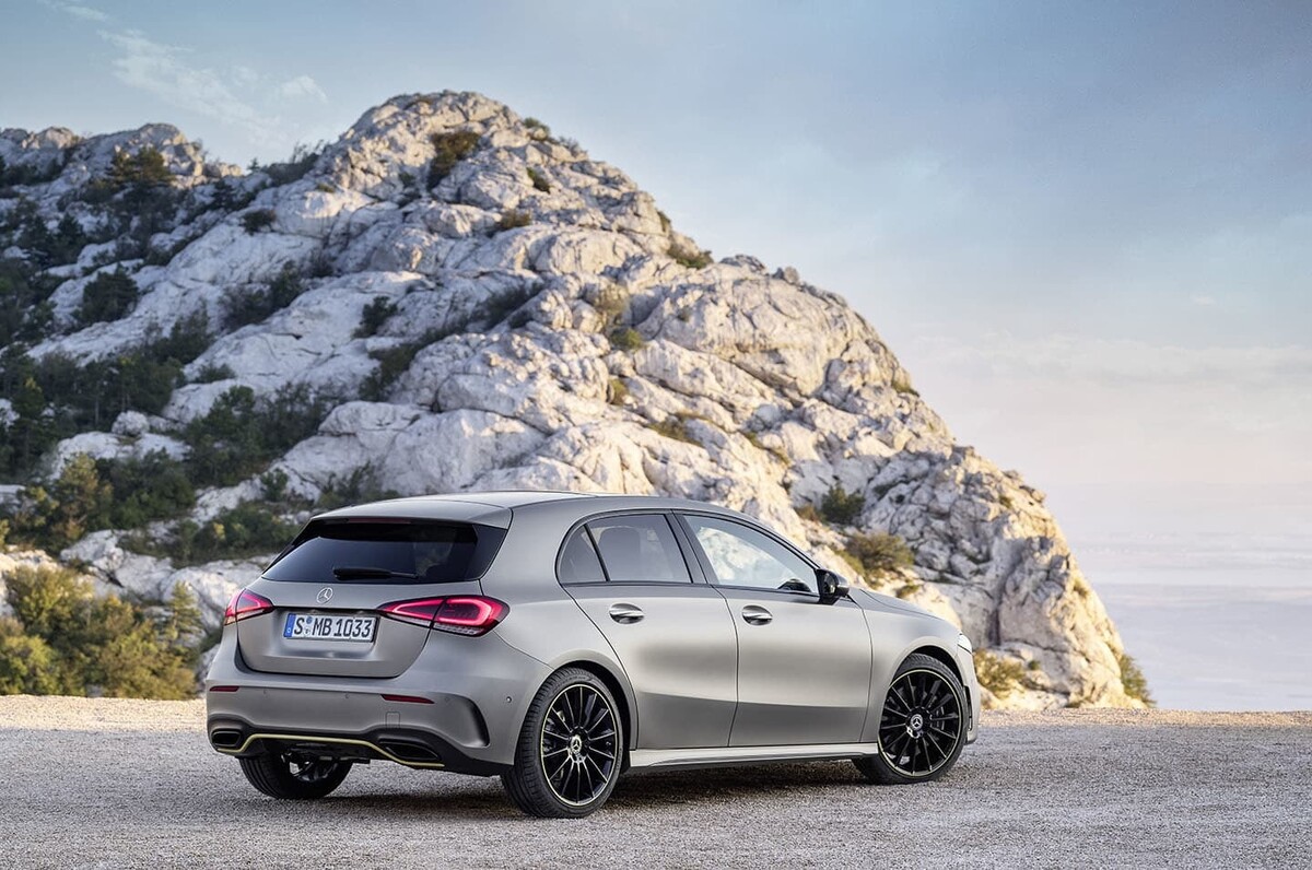 Mercedes Clase A visto desde atrás, estacionado frente a formaciones rocosas. Mercedes Clase A visto desde atrás, estacionado frente a formaciones rocosas.