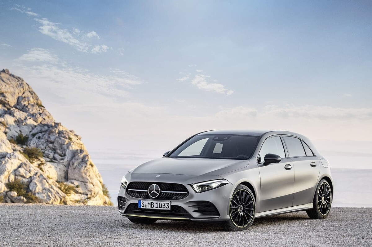 Vista frontal estática del Mercedes Clase A, con una pose imponente y deportiva. Vista frontal estática del Mercedes Clase A, con una pose imponente y deportiva.
