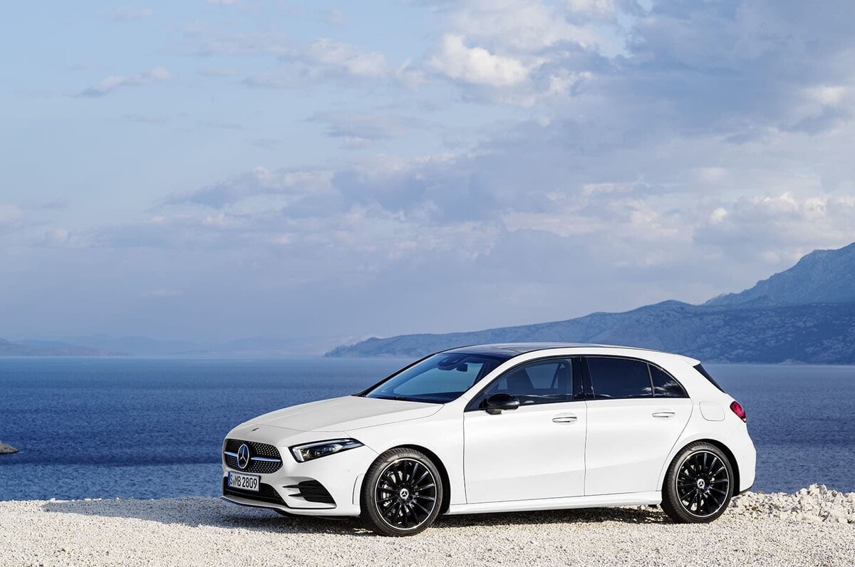 Vista lateral del Mercedes Clase A estacionado junto al mar. Vista lateral del Mercedes Clase A estacionado junto al mar.