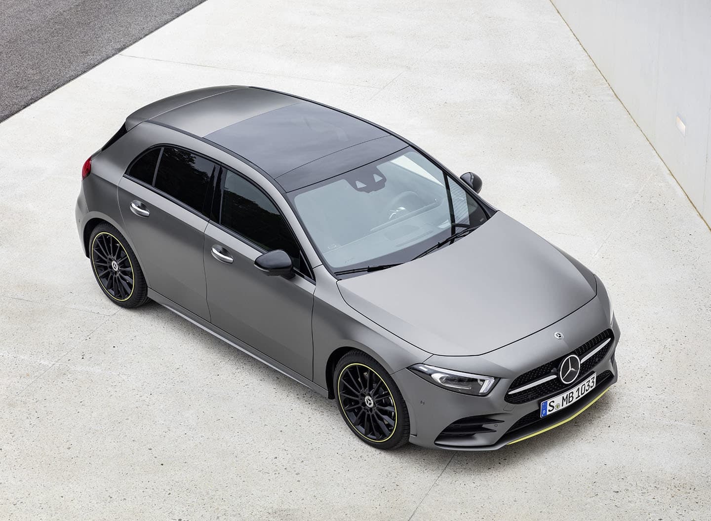 Perspectiva aérea del Mercedes Clase A destacando su techo y línea lateral.