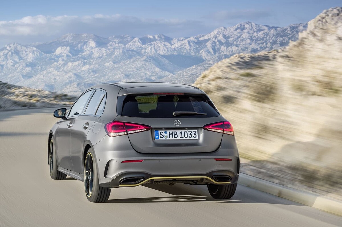 Vista trasera del Mercedes Clase A en carretera, con énfasis en su diseño de escape. Vista trasera del Mercedes Clase A en carretera, con énfasis en su diseño de escape.
