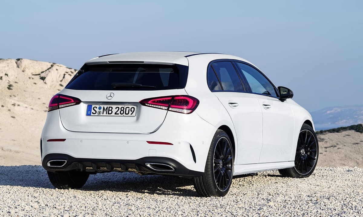 Vista trasera del Mercedes Clase A mostrando diseño de línea deportiva Vista trasera del Mercedes Clase A mostrando diseño de línea deportiva