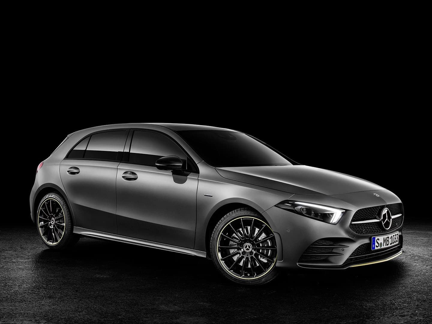 Imagen frontal del Mercedes Clase A que muestra su diseño frontal renovado.