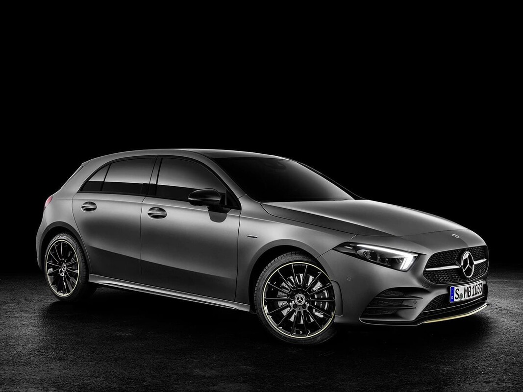 Imagen frontal del Mercedes Clase A que muestra su diseño frontal renovado. Imagen frontal del Mercedes Clase A que muestra su diseño frontal renovado.