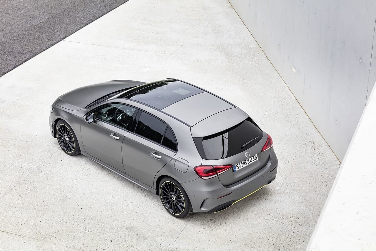 Vista superior trasera del Mercedes Clase A que muestra su moderna zaga y techo. Vista superior trasera del Mercedes Clase A que muestra su moderna zaga y techo.