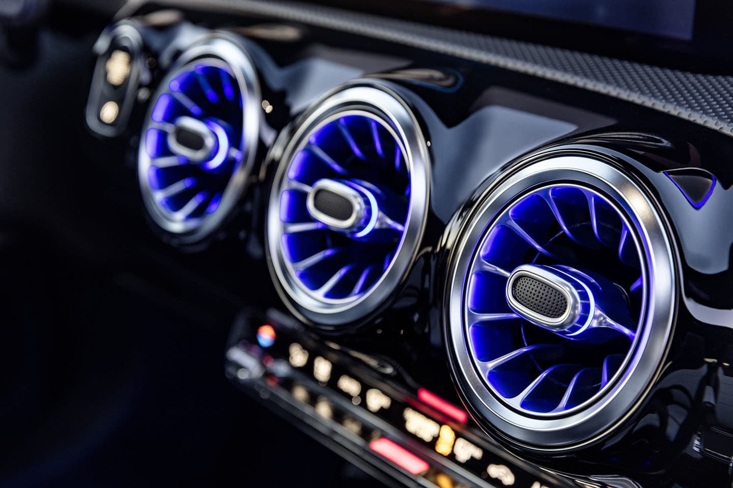 Detalle de las salidas de ventilación con iluminación ambiental azul.