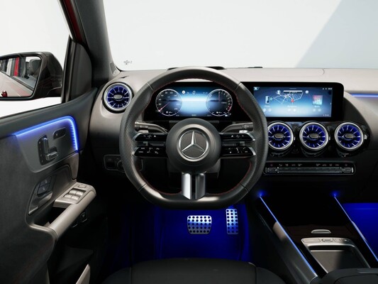 Cabina tecnológicamente avanzada del Mercedes Clase B Híbrido con iluminación LED. Cabina tecnológicamente avanzada del Mercedes Clase B Híbrido con iluminación LED.