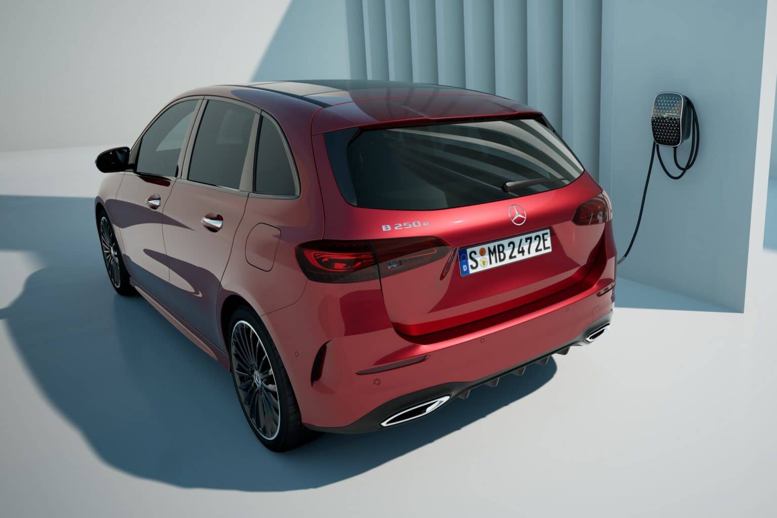Imagen trasera del Mercedes Clase B Híbrido resaltando sus líneas deportivas.