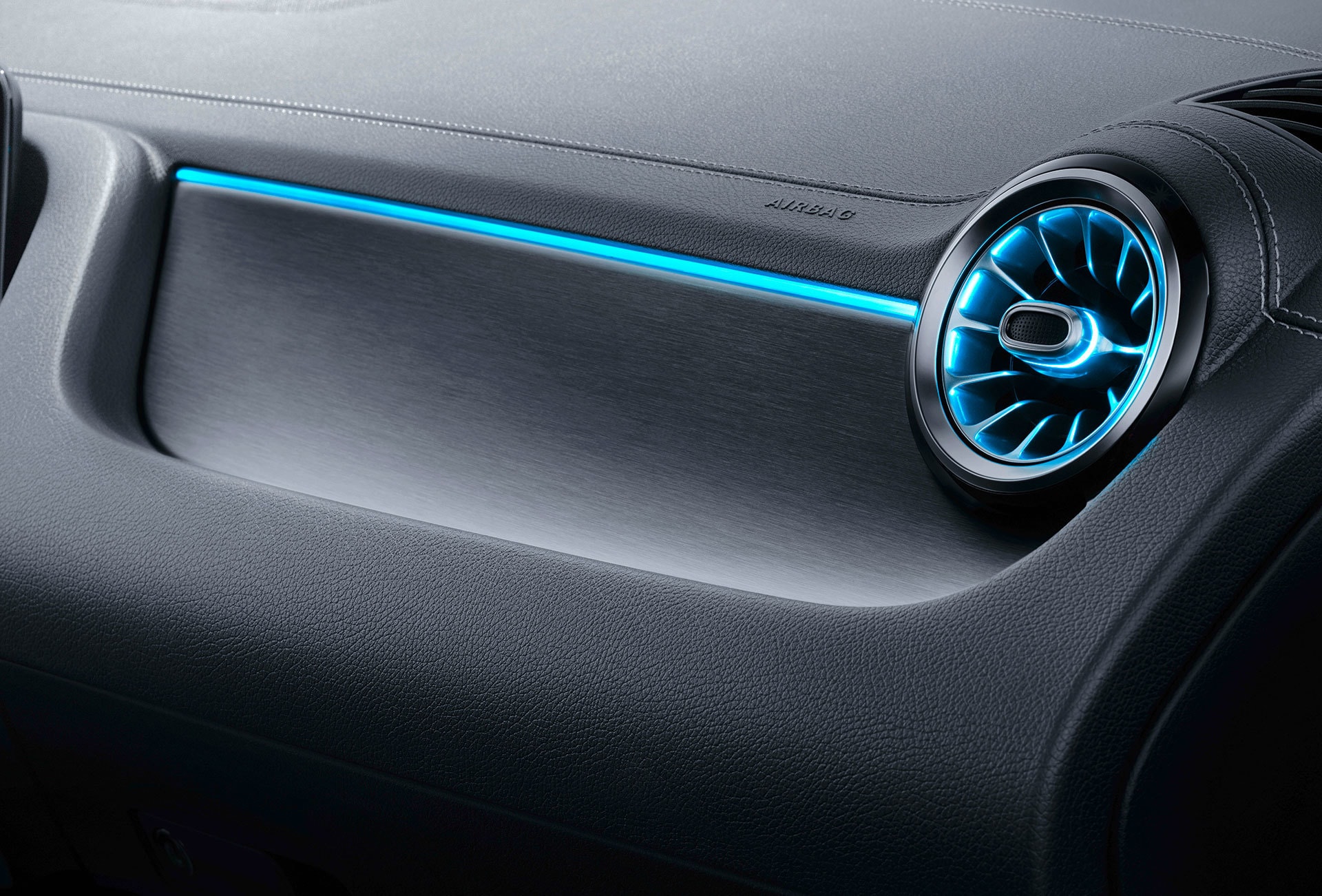 Vista del habitáculo y puesto de conducción en el Mercedes Clase B.