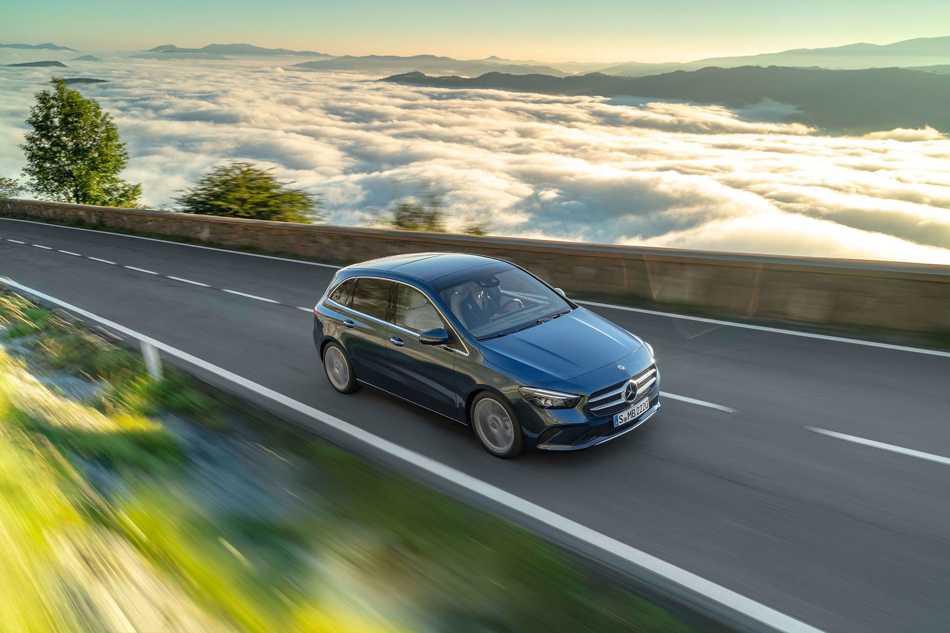 Vista dinámica del Mercedes Clase B, combinando elegancia y deportividad.