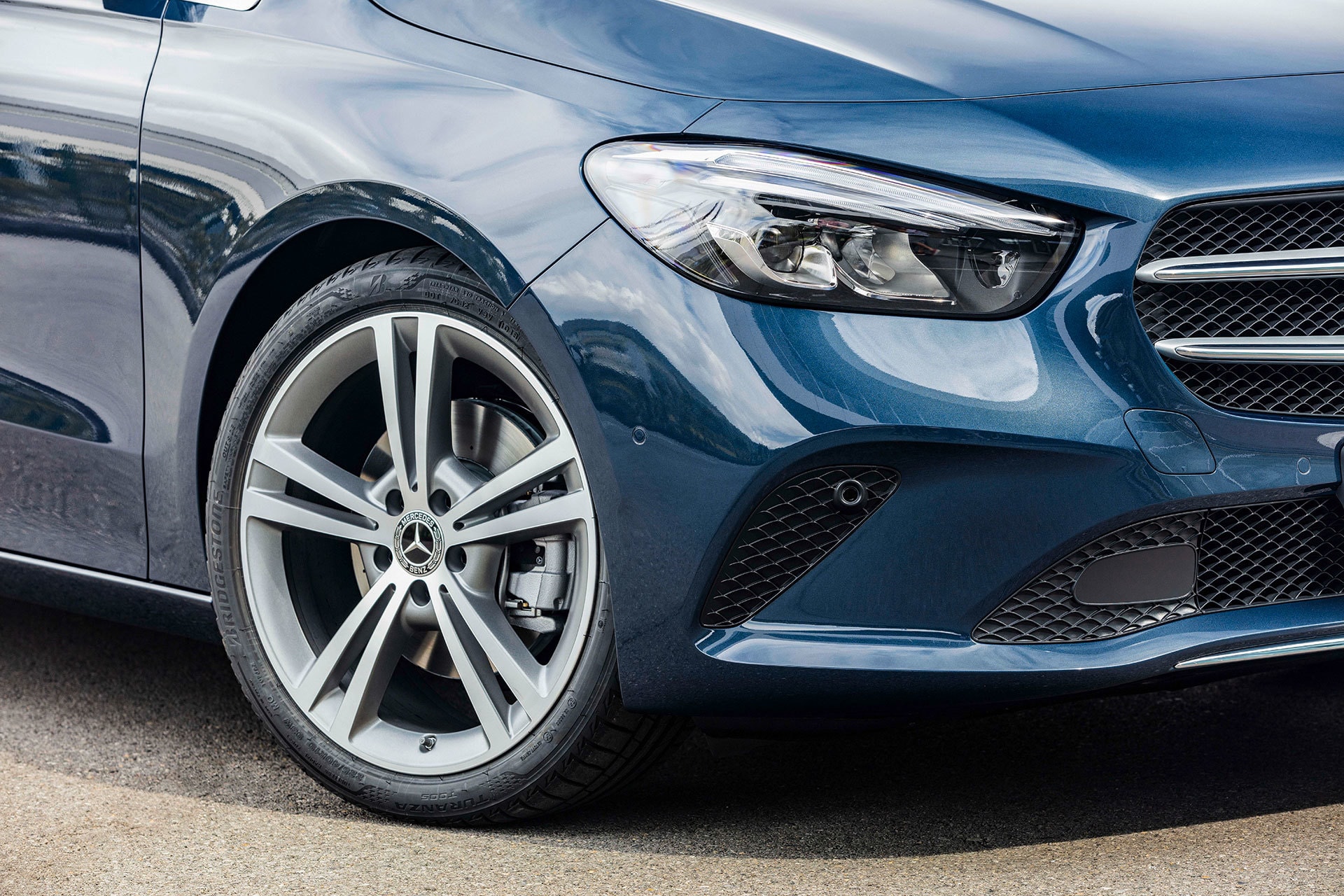 Vista cercana de la llanta de aleación de elegante diseño.