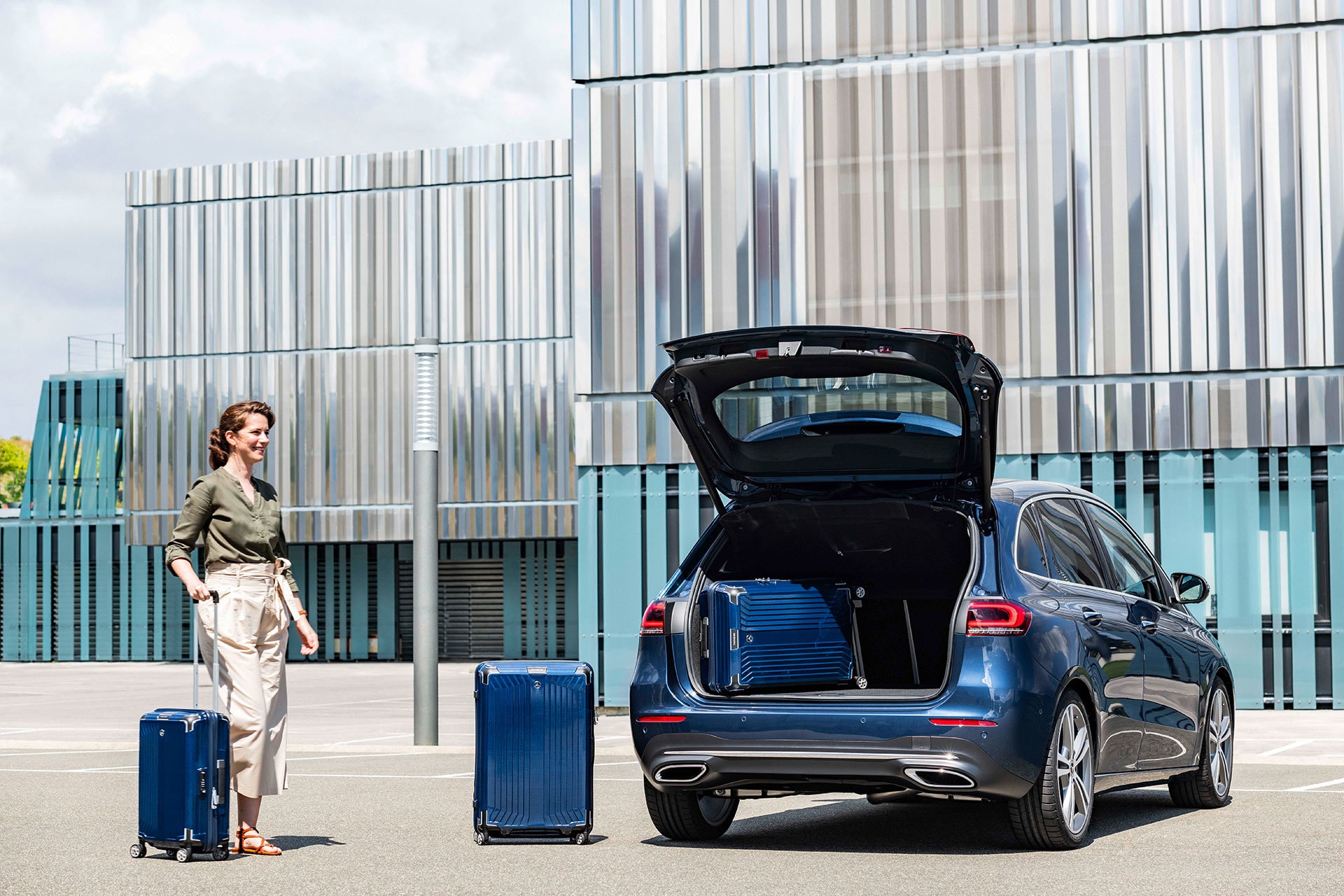 Vista trasera con el maletero abierto mostrando su capacidad y versatilidad.