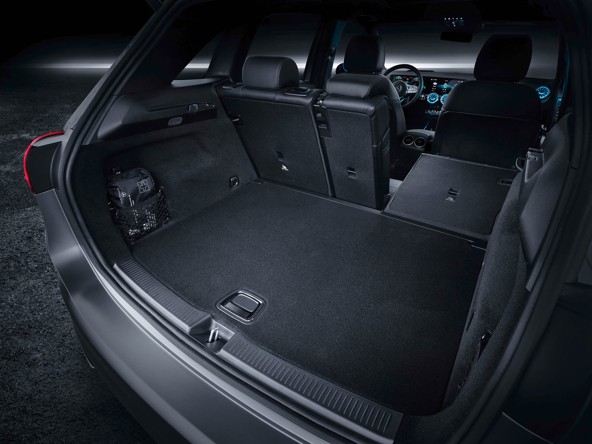 Vista del amplio maletero del Mercedes Clase B con asientos abatidos.