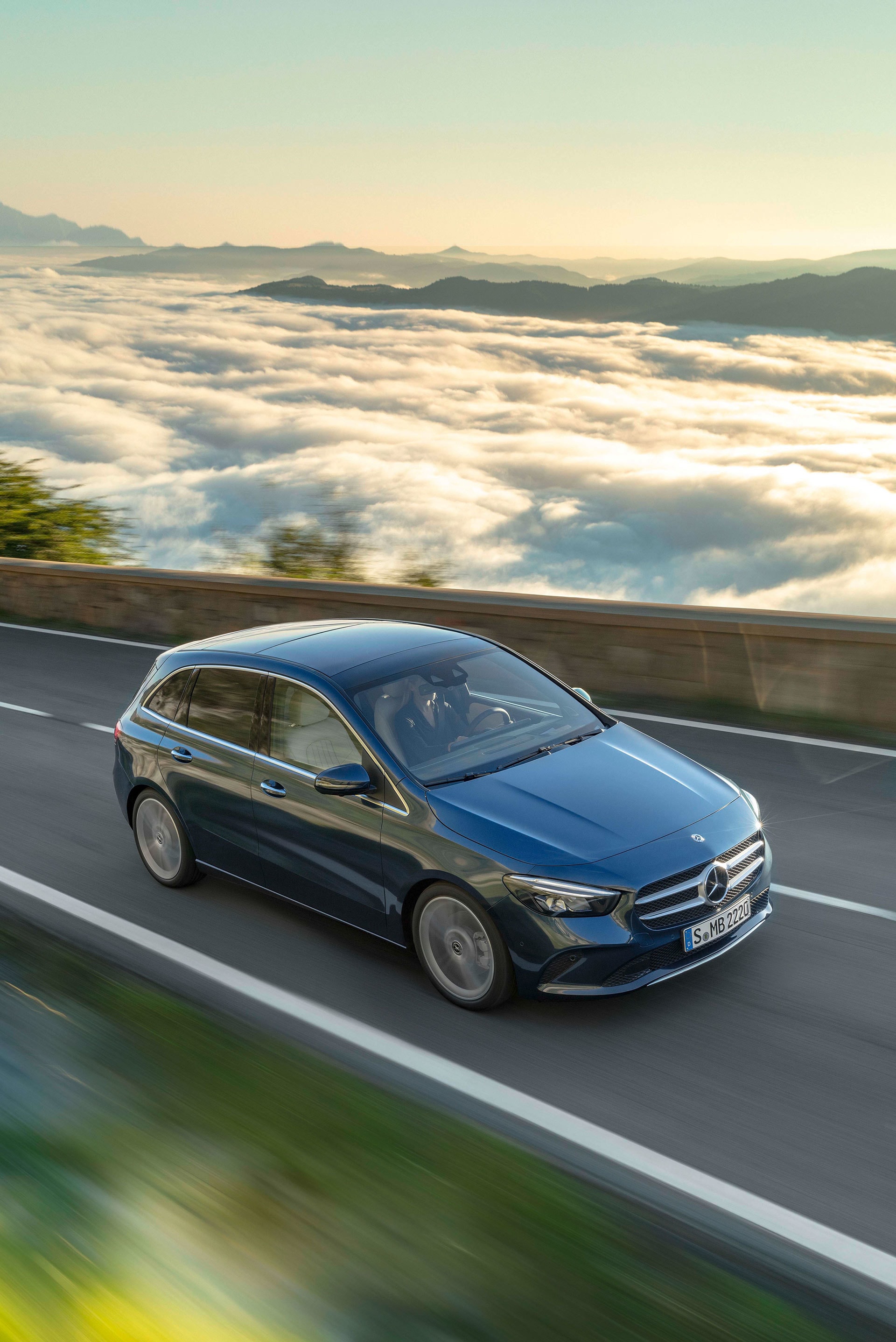 El Mercedes Clase B en acción, demostrando su dinamismo en carretera.