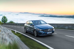Mercedes Clase B en conducción mostrando su dinamismo y líneas elegantes. Mercedes Clase B en conducción mostrando su dinamismo y líneas elegantes.