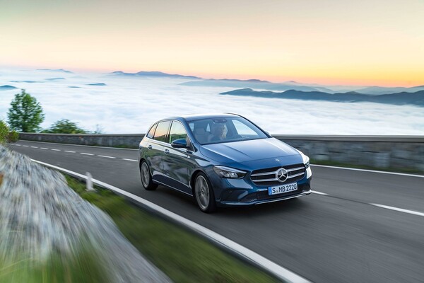 Mercedes Clase B en conducción mostrando su dinamismo y líneas elegantes.