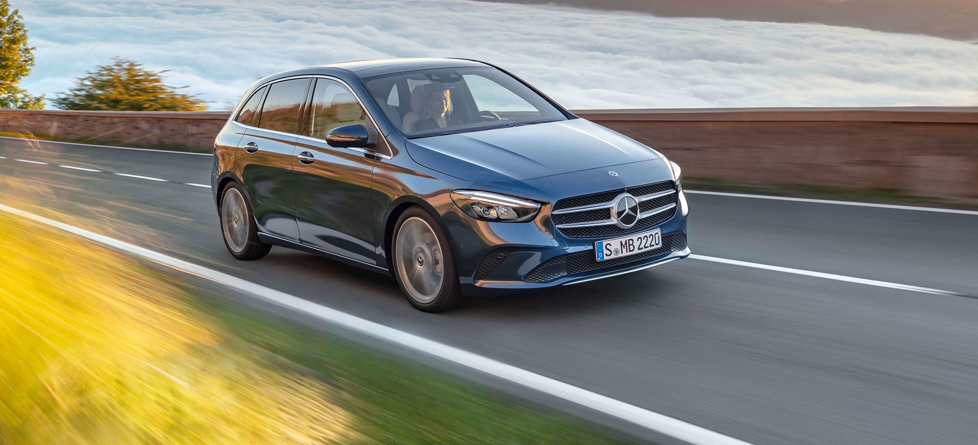 Mercedes Clase B en acción, exhibiendo su frontal y perfil.