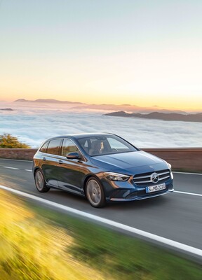 Perfil dinámico del Mercedes Clase B mientras se desplaza por la carretera. Perfil dinámico del Mercedes Clase B mientras se desplaza por la carretera.
