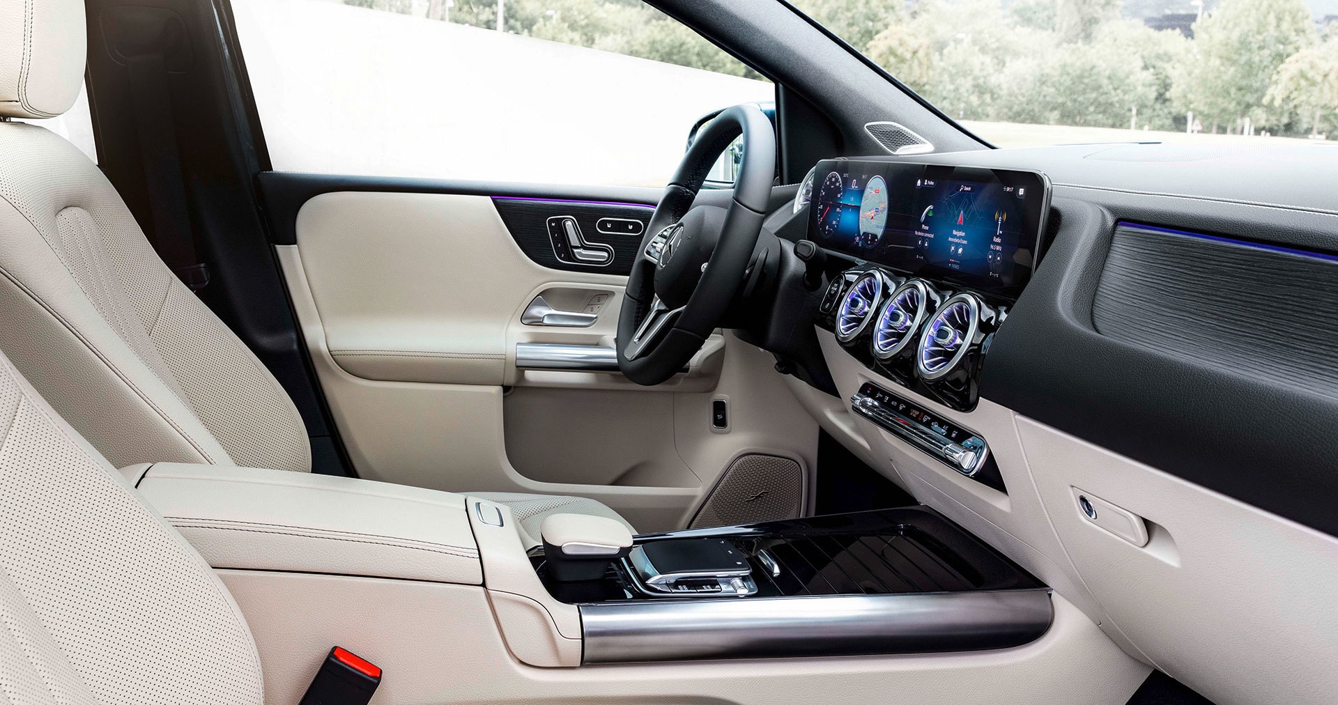 Espacio interior del Mercedes Clase B con diseño minimalista y funcionalidad.