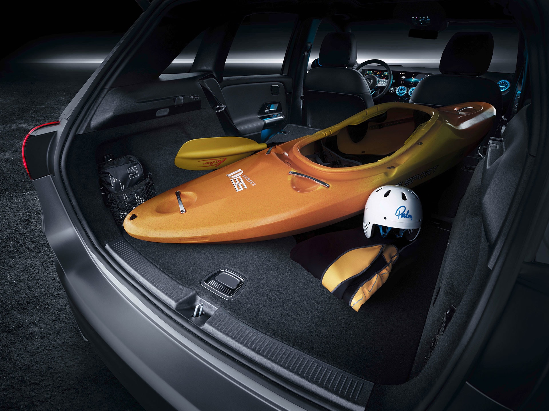 Mercedes Clase B demuestra su capacidad de maletero con equipo deportivo.