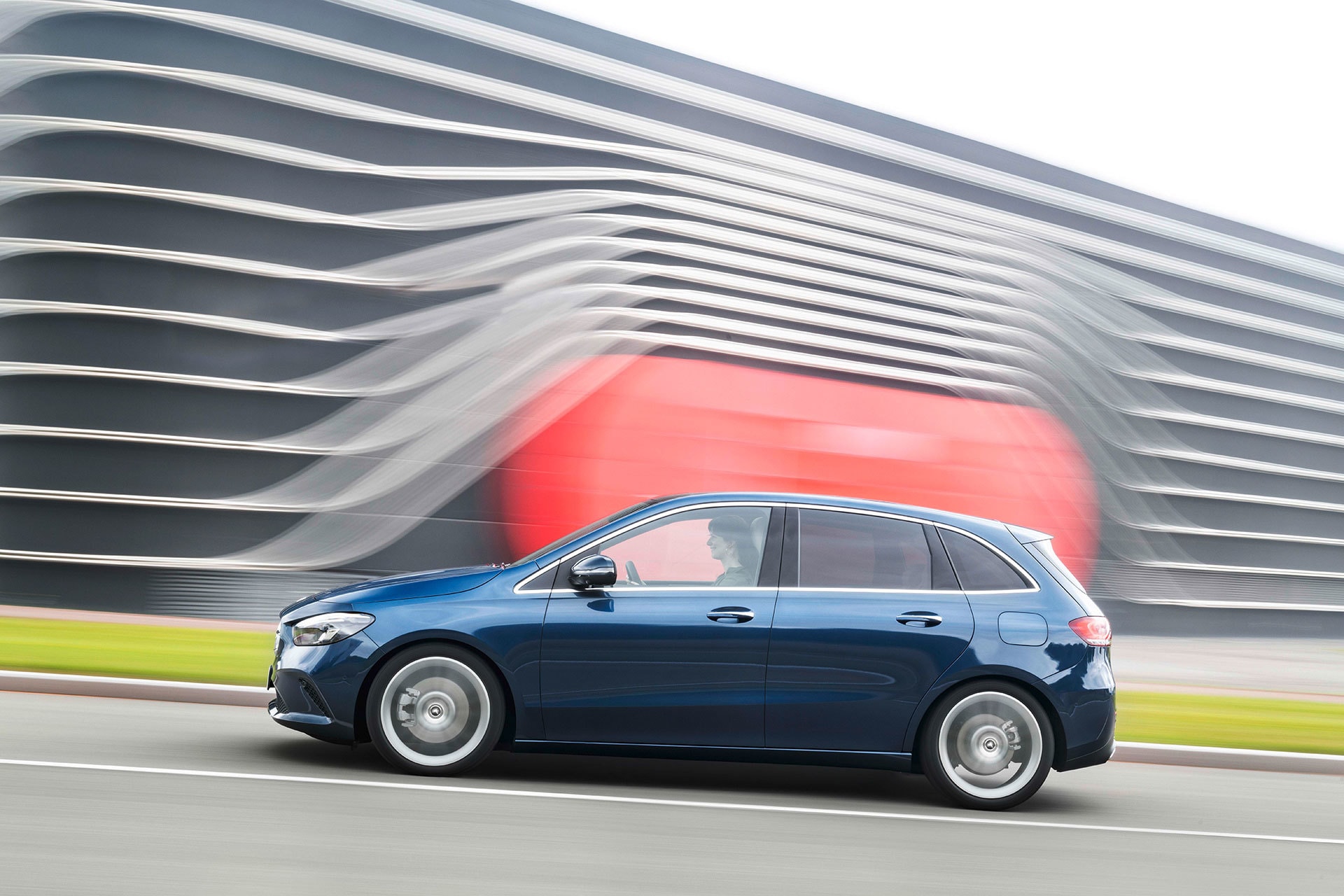 Imagen en acción de la parte trasera y lateral del Mercedes Clase B.