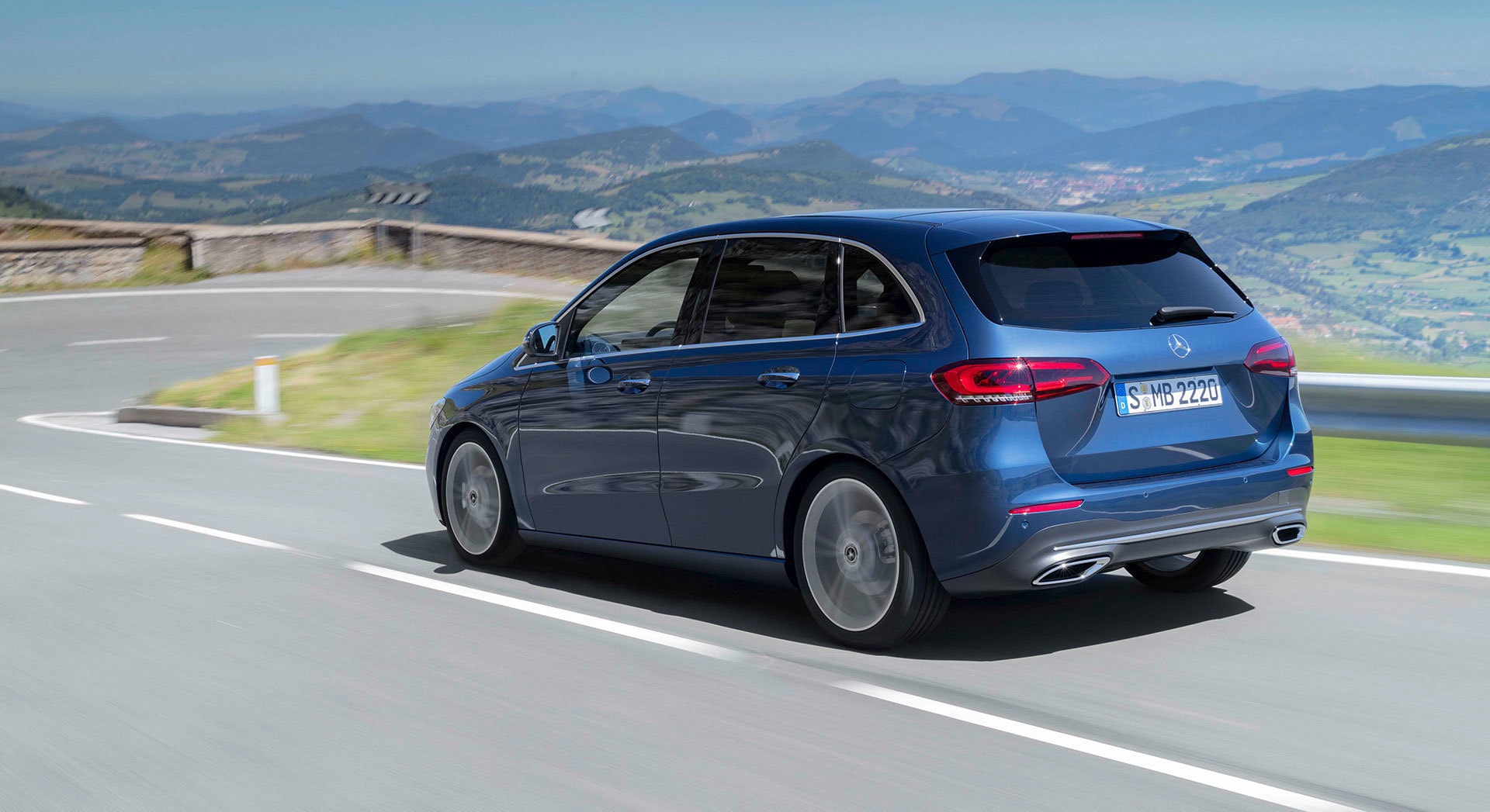 Vista dinámica de Mercedes Clase B mostrando diseño trasero y lateral.