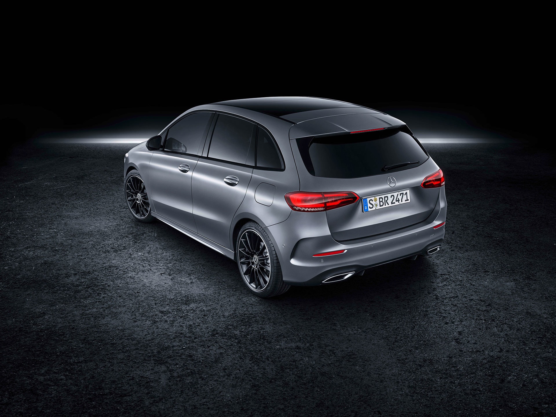 Visión trasera lateral del Mercedes Clase B en estudio.