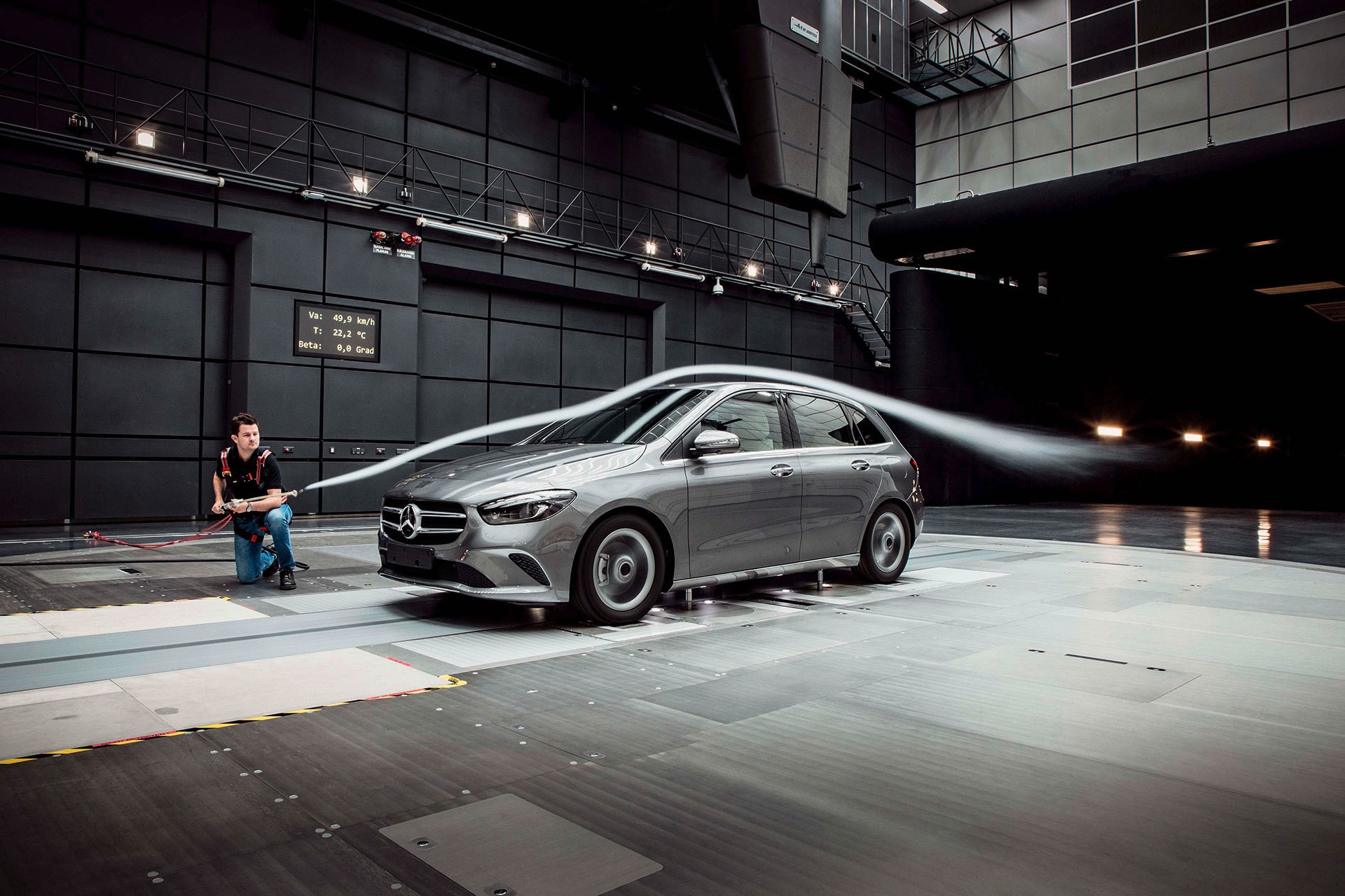 Mercedes Clase B en túnel aerodinámico, resaltando su diseño optimizado al viento.