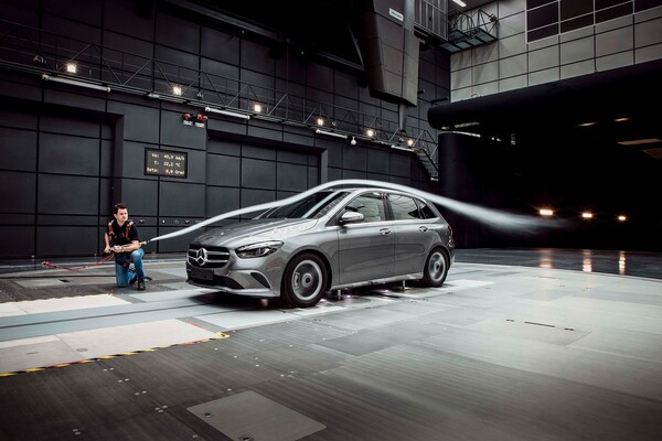 Mercedes Clase B en túnel aerodinámico, resaltando su diseño optimizado al viento. Mercedes Clase B en túnel aerodinámico, resaltando su diseño optimizado al viento.