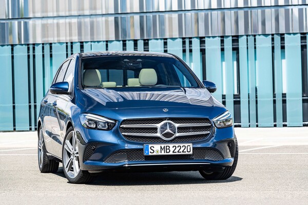 Vista frontal del Mercedes Clase B, destacando su robustez y estilo. Vista frontal del Mercedes Clase B, destacando su robustez y estilo.