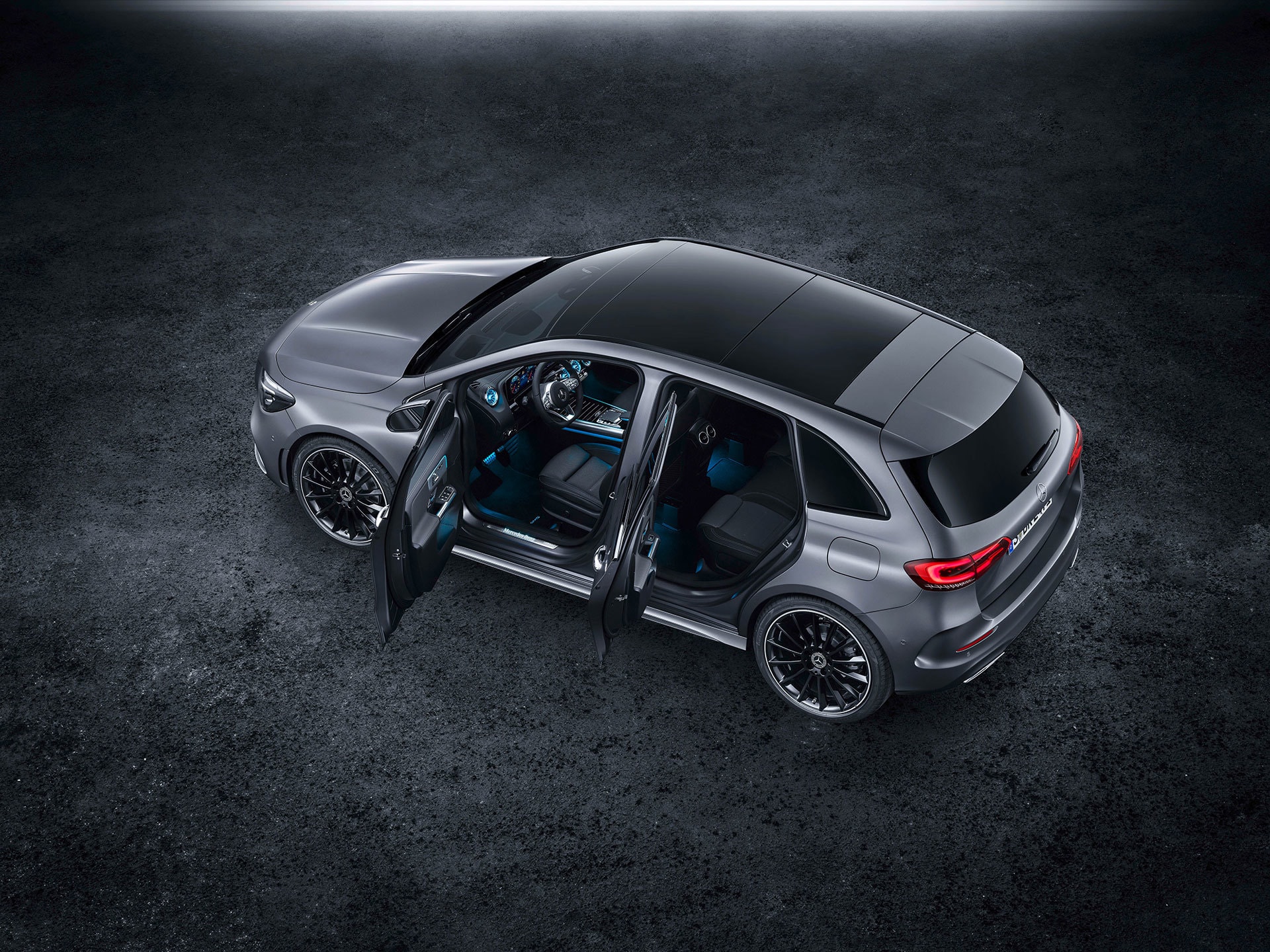 Vista superior del Mercedes Clase B con puertas abiertas.