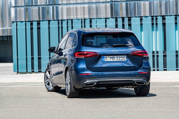 Vista trasera del Mercedes Clase B con énfasis en su diseño y faros. Vista trasera del Mercedes Clase B con énfasis en su diseño y faros.