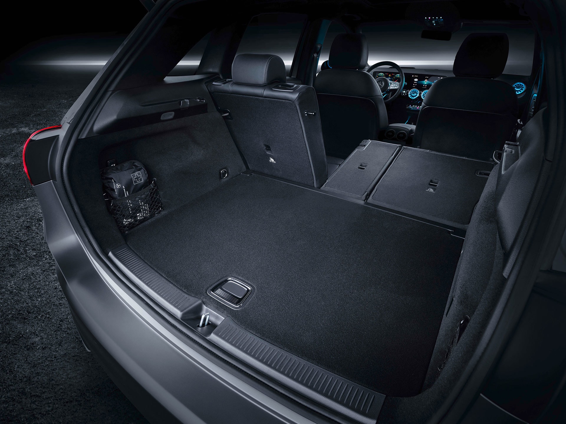 Pantalla de infotainment y controles de climatización sofisticados.