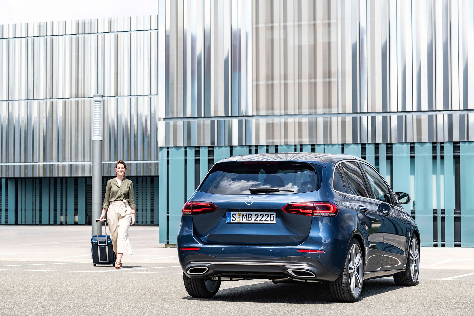 Vista trasera contextualizada en un entorno urbano moderno.