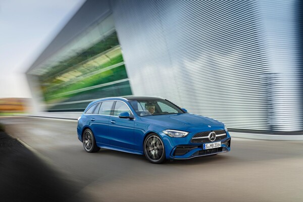 Vista dinámica del Mercedes Clase C Estate con un acabado azul vibrante.