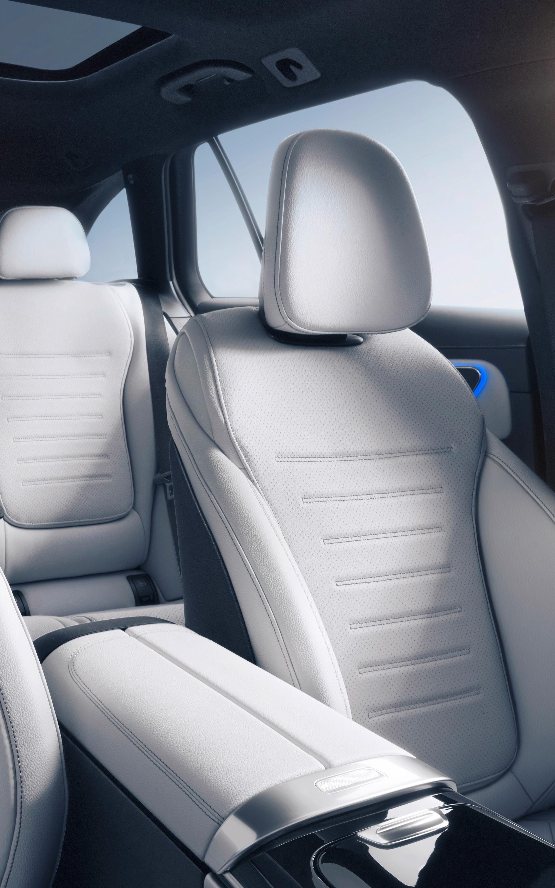 Asientos delanteros ergonómicos tapizados en cuero blanco del Mercedes Clase C Estate.