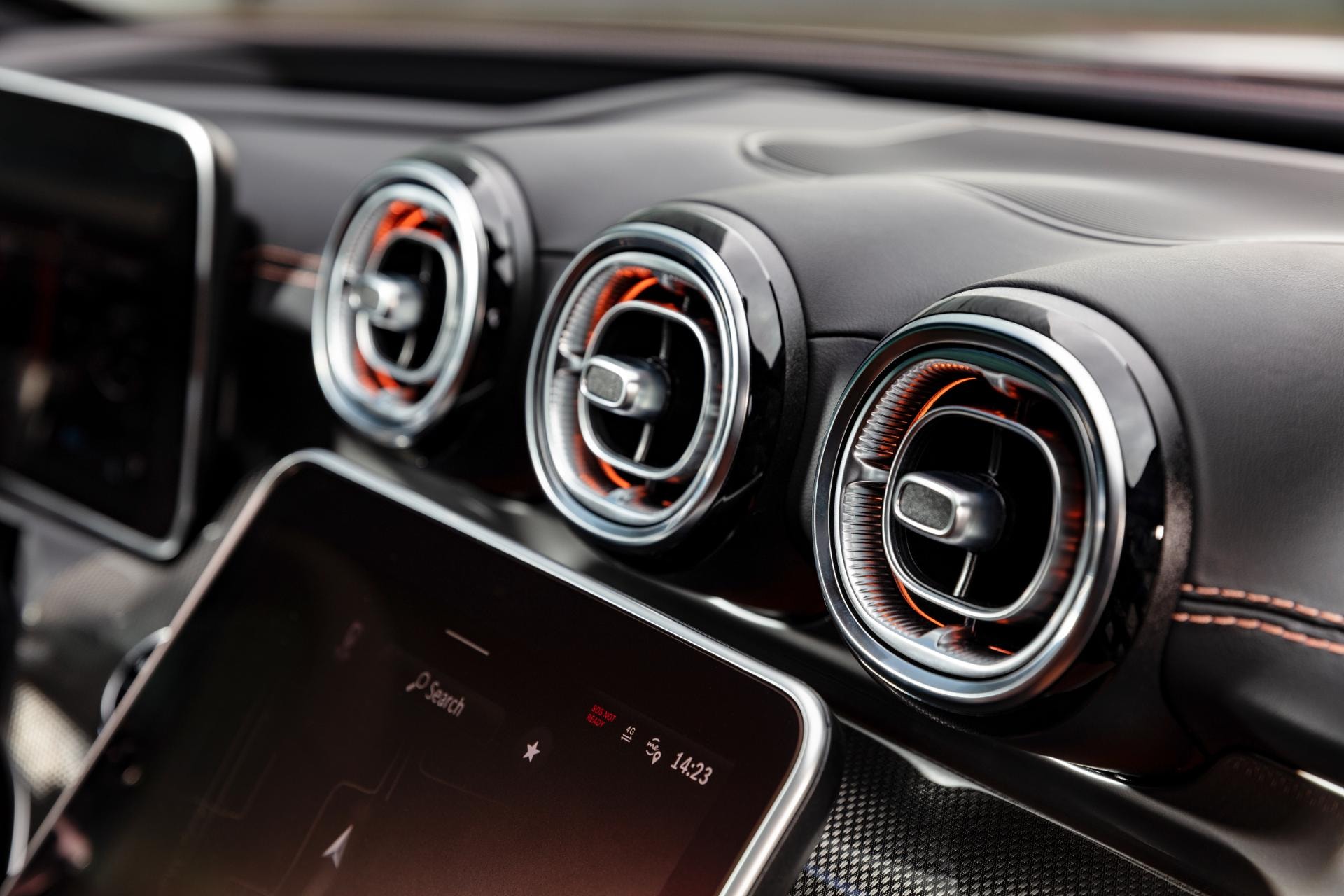 Detalle de la consola central con relojes análogos y sistema de clima